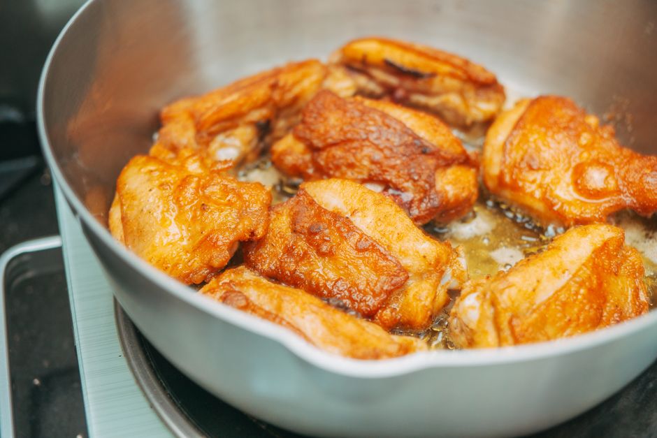 Cast Iron vs Nonstick for Crispy Chicken Thighs