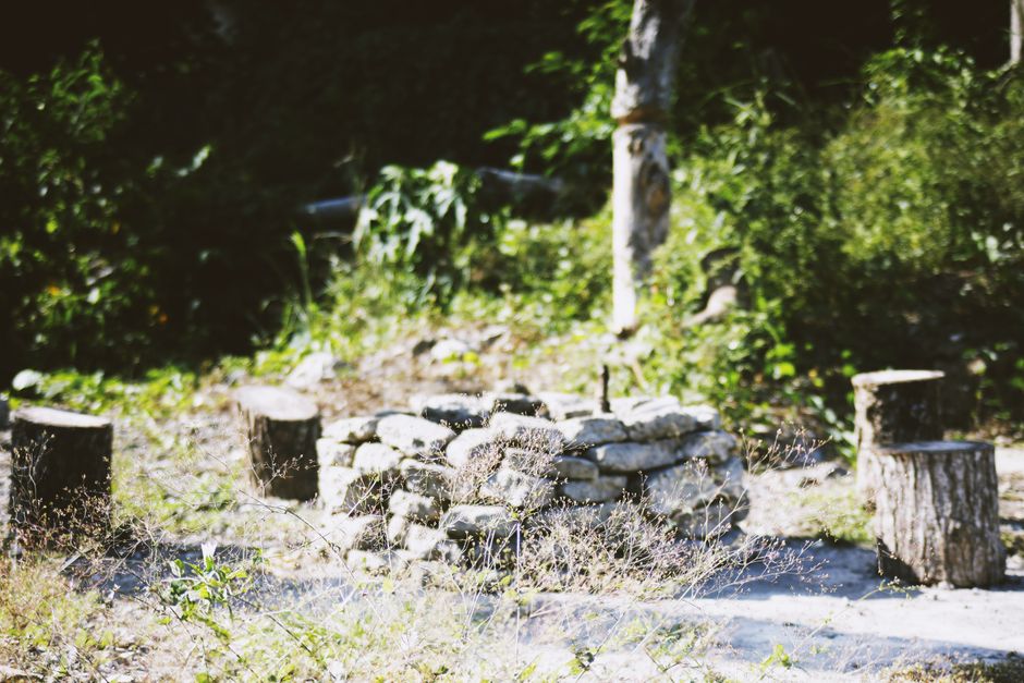 Fire Pit Seating: Stone Rings vs Metal Bowls