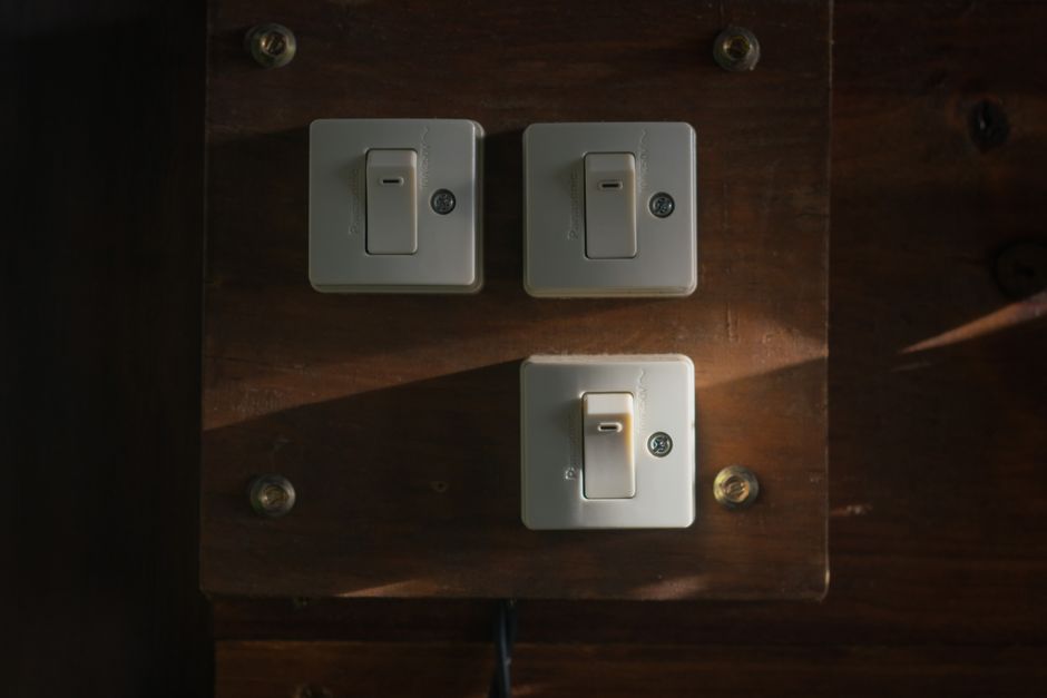 How to Replace a Broken Light Switch Quickly