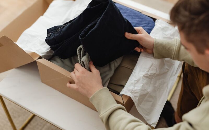 Vacuum Bags vs Fabric Boxes for Seasonal Clothes
